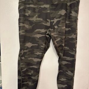 Athleta Ultimate Camo 7/8 Tight